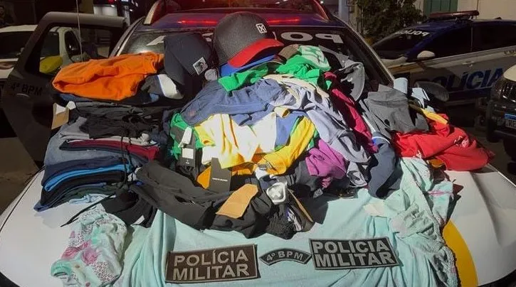 Os policiais recuperaram mais de R$ 9 mil em roupas que haviam sido subtra&iacute;das do estabelecimento comercial, em Gurupi - Foto: Divulga&ccedil;&atilde;o PCTO
