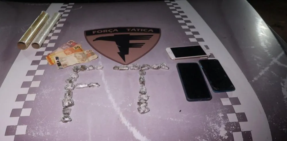 Subst&acirc;ncia entorpecente an&aacute;loga &agrave; maconha, dinheiro, aparelhos celulares de origem duvidosa e pl&aacute;stico filme utilizado na atividade il&iacute;cita &ndash; Foto: Allessandro Ferreira / Ag&ecirc;ncia Tocantins