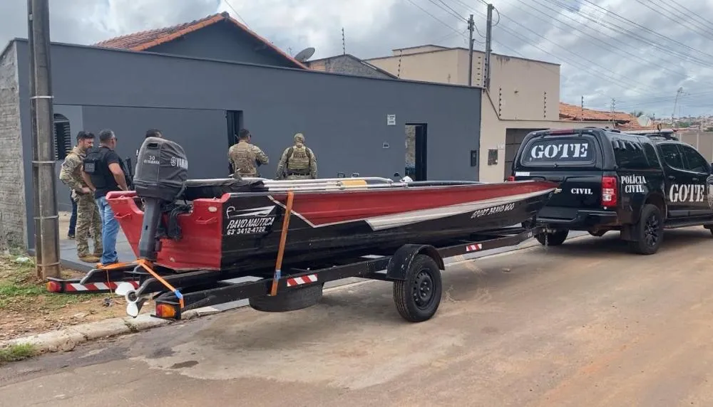 Barco apreendido durante a opera&ccedil;&atilde;o em Aragua&iacute;na &ndash; Foto: Divulga&ccedil;&atilde;o / PCTO