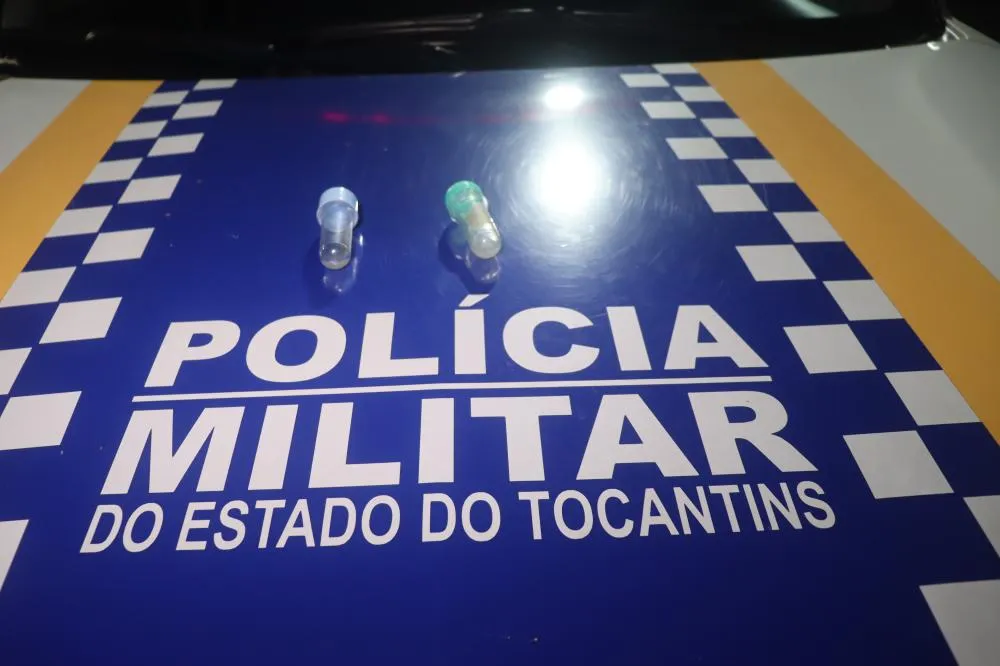 Frascos com s&ecirc;men do pr&oacute;prio autor foi apreendidos pelos militares e apresentados na Delegacia da Pol&iacute;cia Civil &ndash; Foto: Allessandro Ferreira / Ag&ecirc;ncia Tocantins