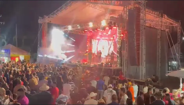 Entre as atra&ccedil;&otilde;es musicais, o cantor L&eacute;o Magalh&atilde;es reuniu cerca de 15 mil pessoas durante show em Combinado &ndash; Foto: Allessandro Ferreira / Ag&ecirc;ncia Tocantins