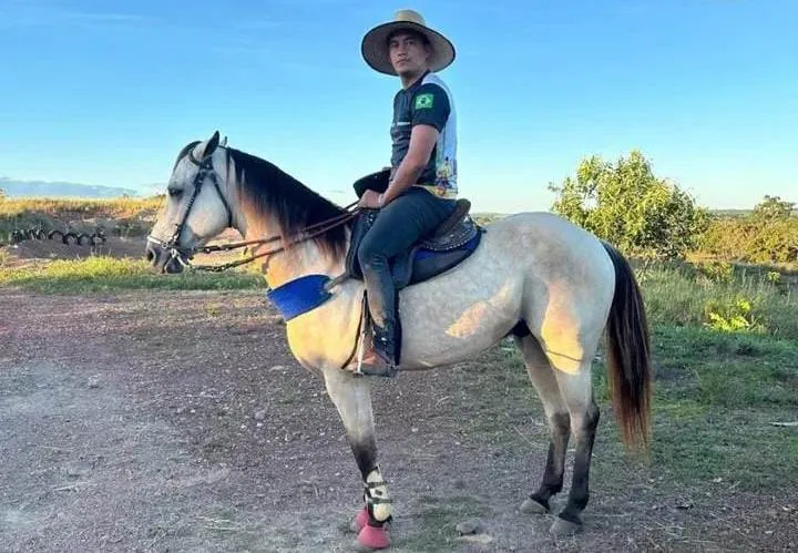 Segundo a fam&iacute;lia da v&iacute;tima, o autor das agress&otilde;es &eacute; o ex-namorado da jovem, identificado como Rodrigo Rolins Cunha.