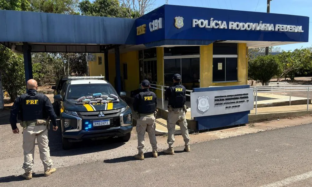 Os tabletes da droga estavam escondidos em duas malas &ndash; Foto: Divulga&ccedil;&atilde;o / PRF