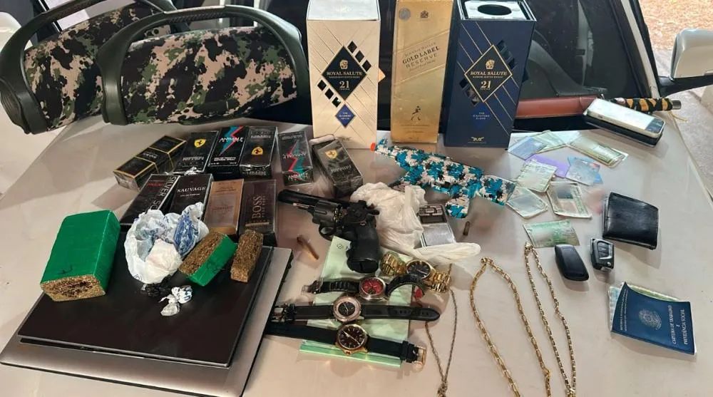 Drogas, perfumes, bebidas e rel&oacute;gios foram apreendidos na opera&ccedil;&atilde;o. - Foto: Divulga&ccedil;&atilde;o PCTO 