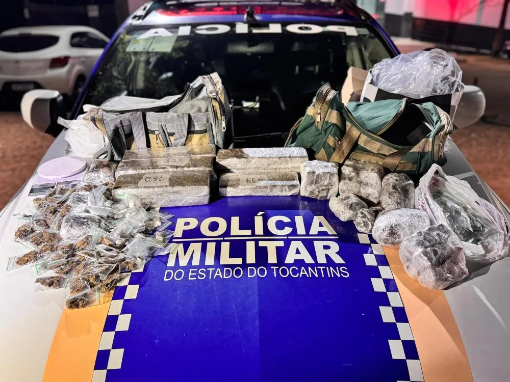 Durante a abordagem, foram encontradas duas malas de viagem contendo 10 quilos e 651 gramas de subst&acirc;ncia an&aacute;loga &agrave; maconha, que j&aacute; estava sendo fracionada e embalada para comercializa&ccedil;&atilde;o. - Foto: Allessandro Ferreira / Ag&ecirc;ncia Tocantins
