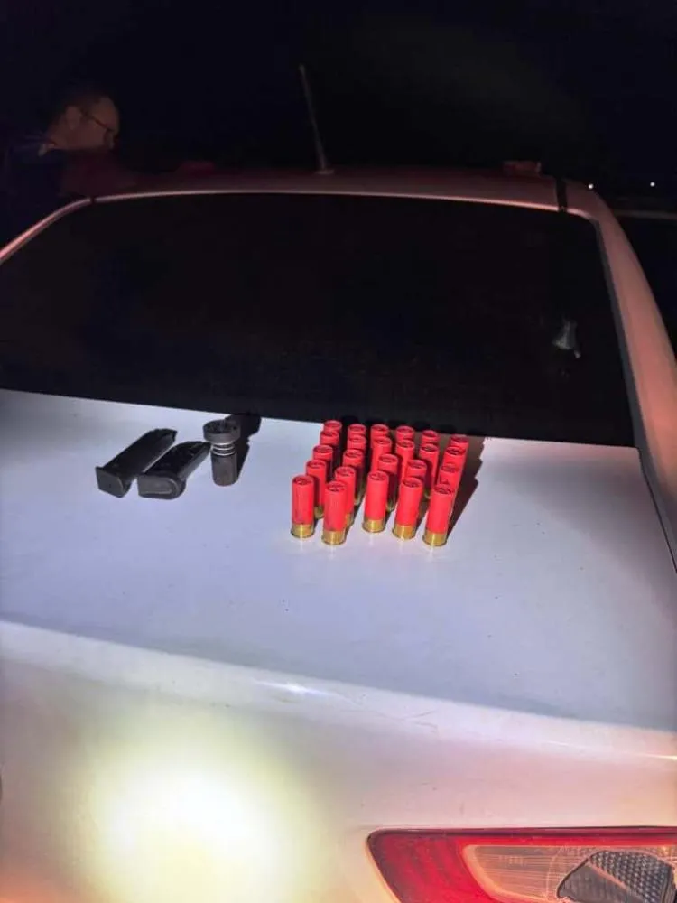 Dentro do ve&iacute;culo foram encontradas armas e muni&ccedil;&otilde;es - Foto: Allessandro Ferreira / Ag&ecirc;ncia Tocantins