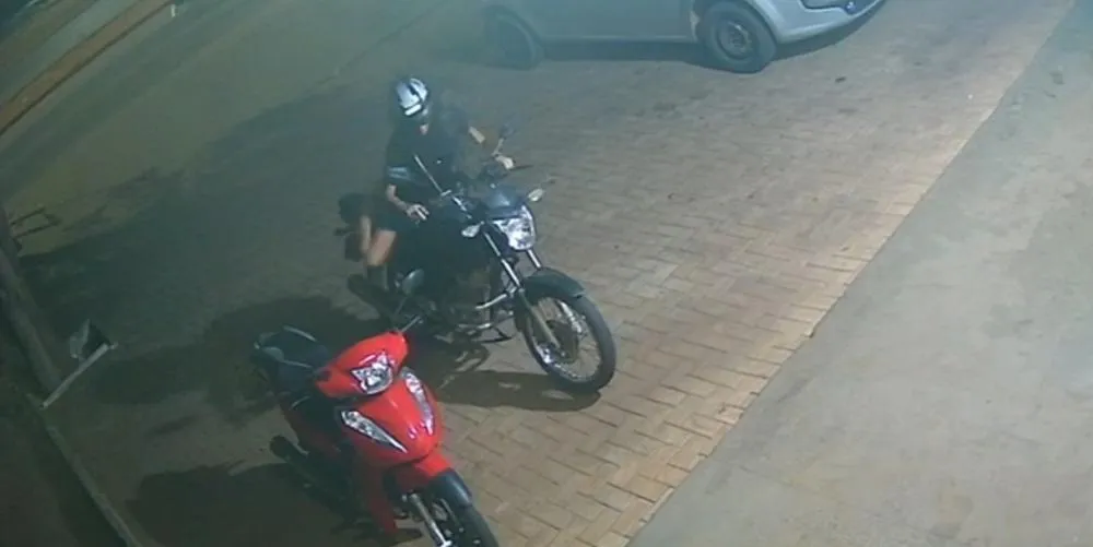 A a&ccedil;&atilde;o do criminoso no momento do furto foi registrada por uma c&acirc;mera de seguran&ccedil;a &ndash; Foto: Reprodu&ccedil;&atilde;o / Ag&ecirc;ncia Tocantins