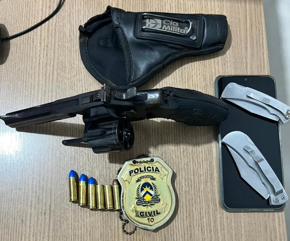 Arma de fogo e muni&ccedil;&otilde;es apreendidas pela Pol&iacute;cia com suspeito no sul do estado - Foto: Divulga&ccedil;&atilde;o / SSPTO 