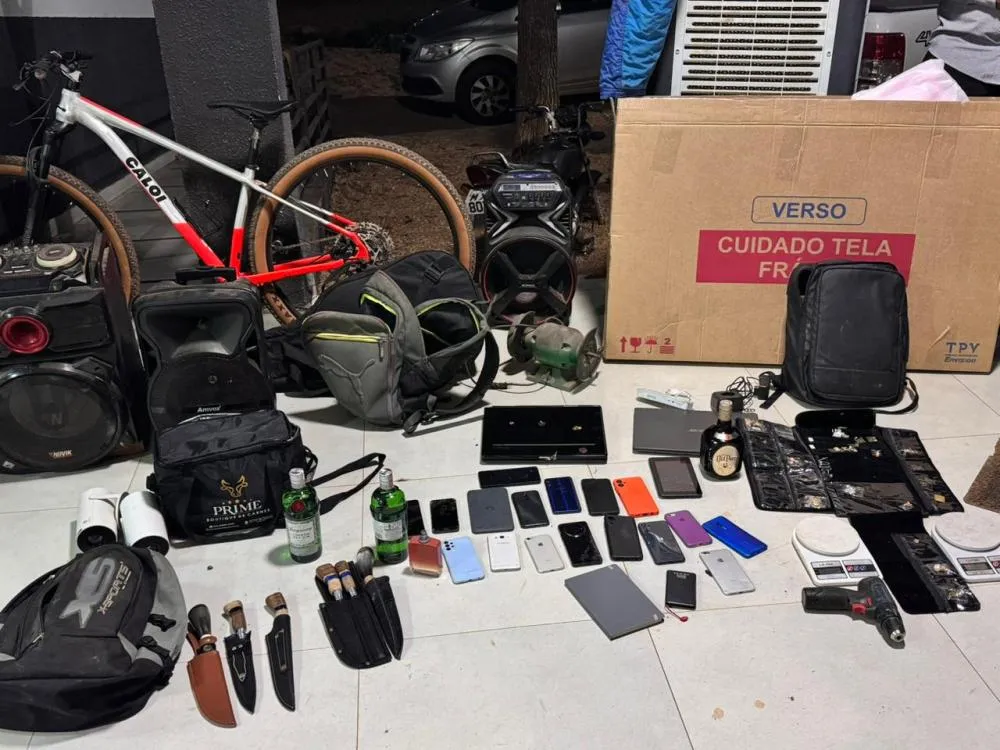 Dezenas de objetos e aparelhos eletr&ocirc;nicos que haviam sido furtados belo bando em Palmas, foi recuperado durante a a&ccedil;&atilde;o policial &ndash; Foto: Allessandro Ferreira / Ag&ecirc;ncia Tocantins