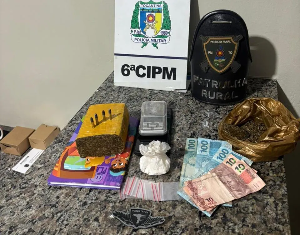 Drogas, dinheiro, muni&ccedil;&otilde;es e insumos utilizados na atividade criminosa apreendidos pela Pol&iacute;cia Militar durante a ocorr&ecirc;ncia &ndash; Foto: Divulga&ccedil;&atilde;o / PMTO