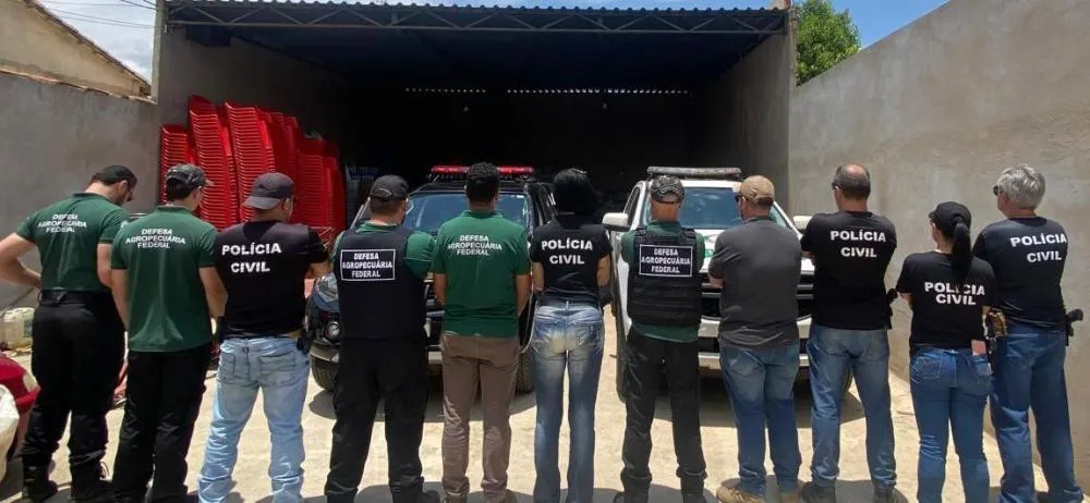 A&ccedil;&atilde;o resultou na apreens&atilde;o de dezenas de bebidas e no fechamento de f&aacute;brica clandestina - Foto: DICOM SSP TO