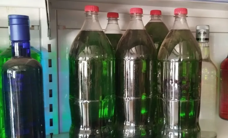 Mais de 11 mil litros de bebidas, entre cacha&ccedil;a e outros destilados, considerados impr&oacute;prios para o consumo humano, foram apreendidos e ser&atilde;o inutilizados &mdash; Foto: Mapa/ Divulga&ccedil;&atilde;o