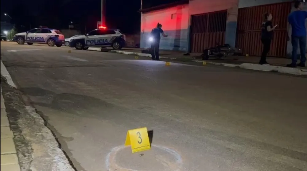 No local a per&iacute;cia da Pol&iacute;cia T&eacute;cnica Cientifica recolheu sete capsulas deflagradas de muni&ccedil;&atilde;o calibre .9mm &ndash; Foto: Allessandro Ferreira / Ag&ecirc;ncia Tocantins