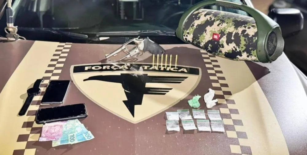 Durante a abordagem e a vistoria no carro, os militares localizaram a droga e a arma de fogo. - Foto: Allessandro Ferreira / Ag&ecirc;ncia Tocantins