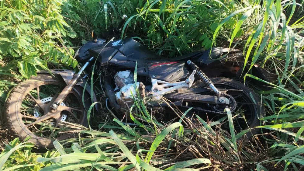 A motocicleta que o casal estava ficou danificada com o impacto da batida &ndash; Foto: Allessandro Ferreira / Ag&ecirc;ncia Tocantins 