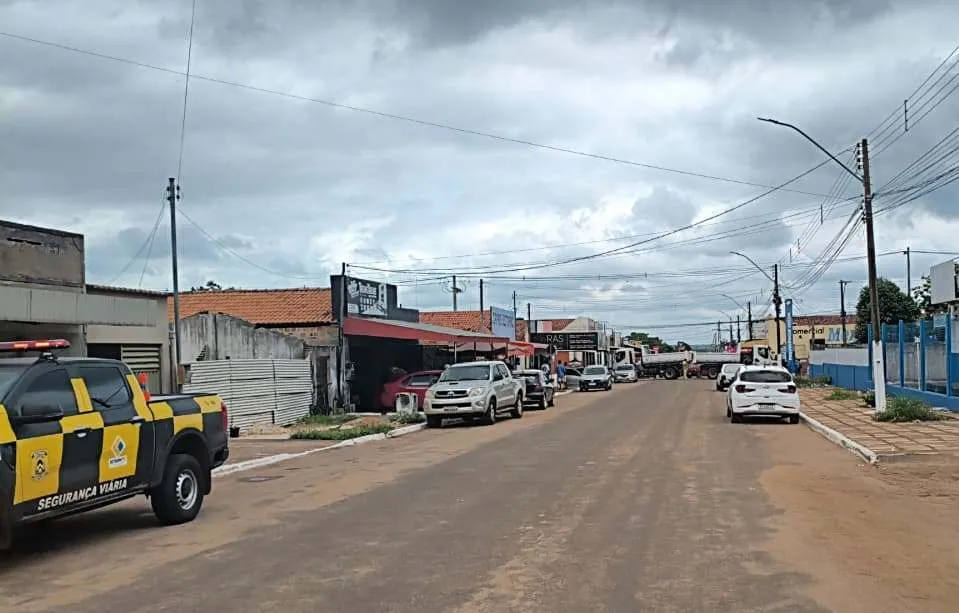 Ruas e avenidas do munic&iacute;pio foram fechadas com m&aacute;quinas pesadas e caminh&otilde;es da prefeitura por determina&ccedil;&atilde;o do gestor &ndash; Foto: Reprodu&ccedil;&atilde;o / Ag&ecirc;ncia Tocantins 
