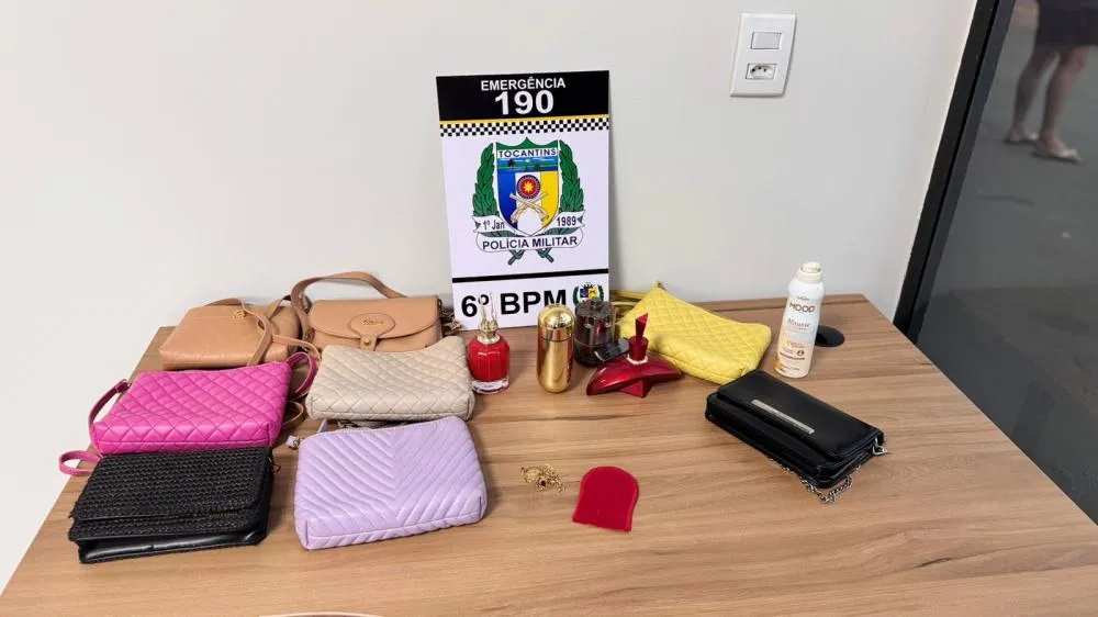 Bolsas, joias e perfumes que haviam sido furtados pela suspeita, foram recuperados pela Pol&iacute;cia Militar &ndash; Foto: Allessandro Ferreira / Ag&ecirc;ncia Tocantins