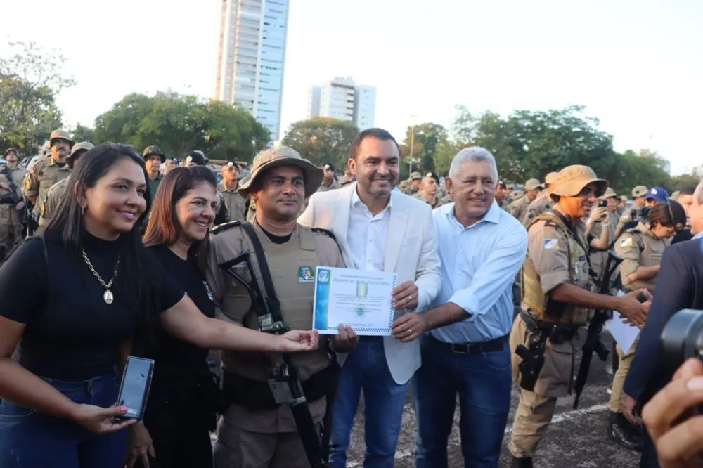 Governador Wanderlei Barbosa entregou medalhas de honra a militares &mdash; Foto: Allessandro Ferreira / Ag&ecirc;ncia Tocantins 