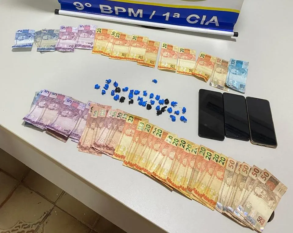 Dinheiro, por&ccedil;&otilde;es de subst&acirc;ncia entorpecente e aparelhos celulares apreendidos pela Pol&iacute;cia Militar em posse dos suspeitos &ndash; Foto: Reprodu&ccedil;&atilde;o / Ag&ecirc;ncia Tocantins 