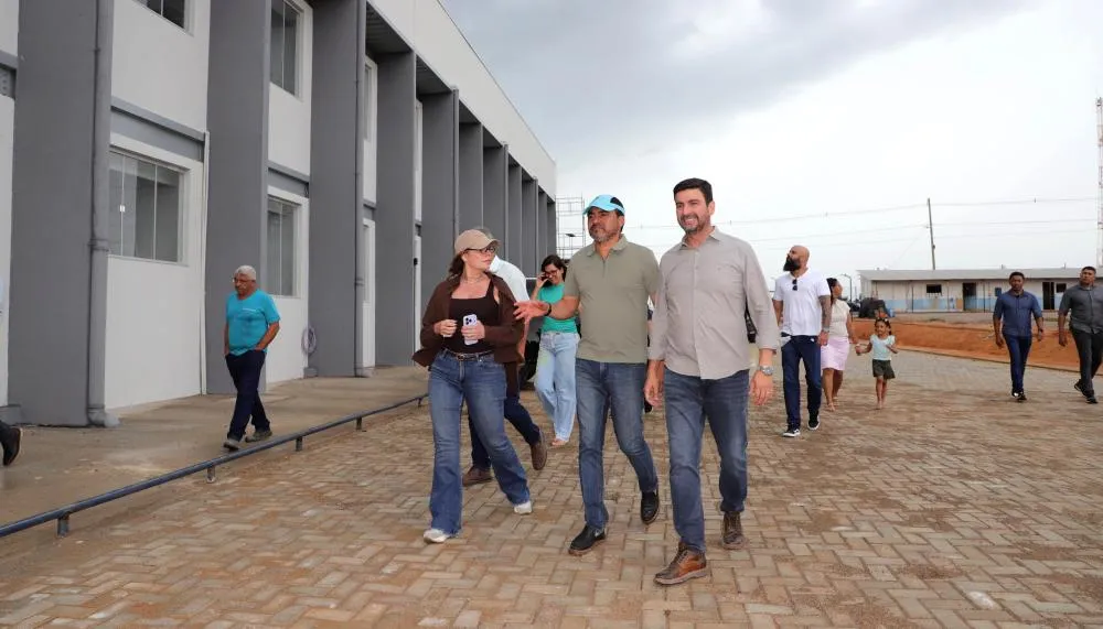 O governador Wanderlei Barbosa, acompanhado do reitor da Unitins, Augusto Rezende, visitou neste domingo, 18, as obras do campus da universidade em Dian&oacute;polis &ndash; Foto: Adilvan Nogueira/Governo do Tocantins