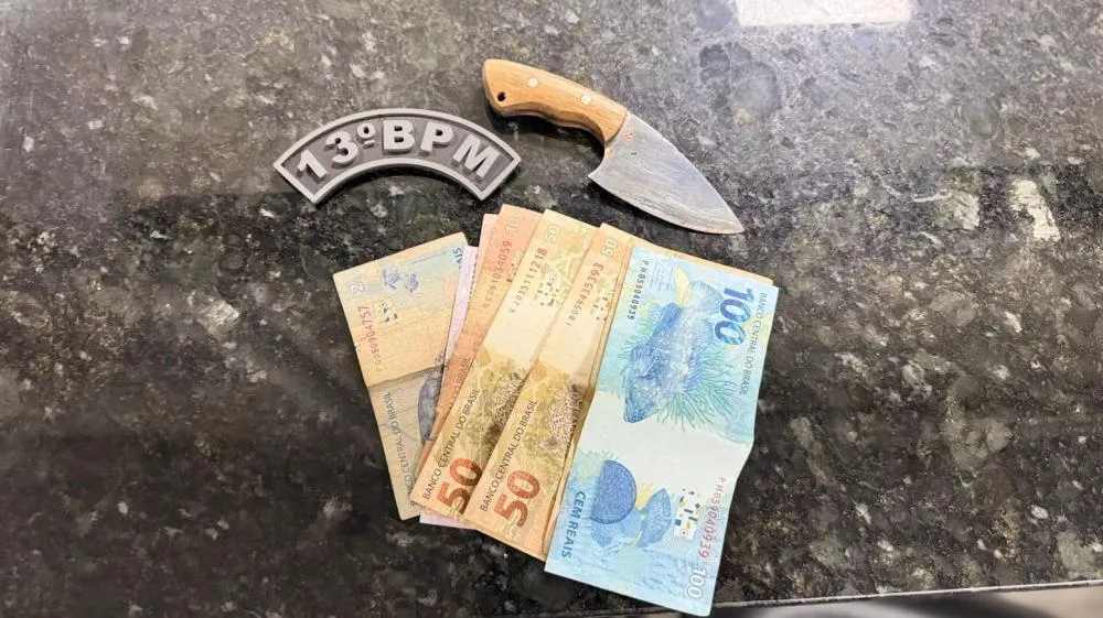 Dinheiro e arma usada pelo suspeito no assalto &ndash; Foto: Allessandro Ferreira / Ag&ecirc;ncia Tocantins 