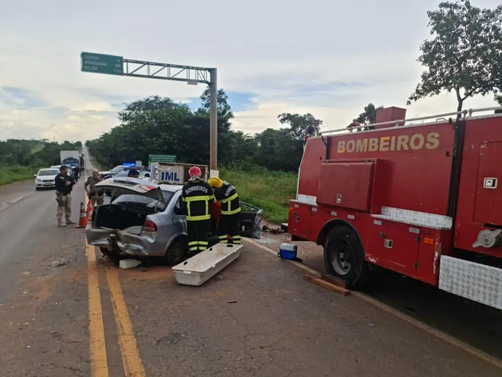 Situa&ccedil;&atilde;o dos ve&iacute;culos ap&oacute;s colis&atilde;o na BR-153, em Miranorte &mdash; Foto: Divulga&ccedil;&atilde;o/Bombeiros