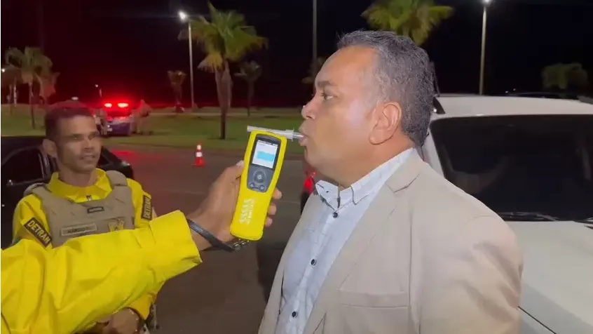 O motorista que se apresentou como pastor e servidor do gabinete da vereadora foi submentido ao teste do etil&ocirc;metro &ndash; Foto: Allessandro Ferreira / Ag&ecirc;ncia Tocantins