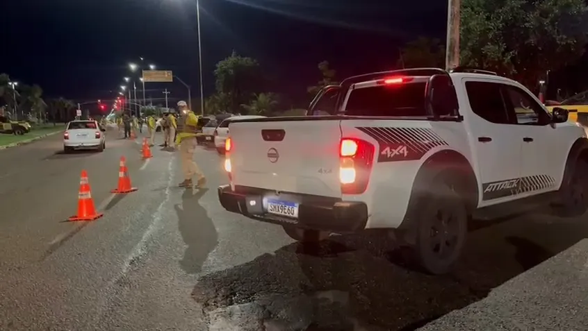 A caminhonete estava sendo conduzida por um pastor que se apresentou como servidor do gabinete da vereadora D&eacute;bora Guedes &ndash; Foto: Allessandro Ferreira / Ag&ecirc;ncia Tocantins