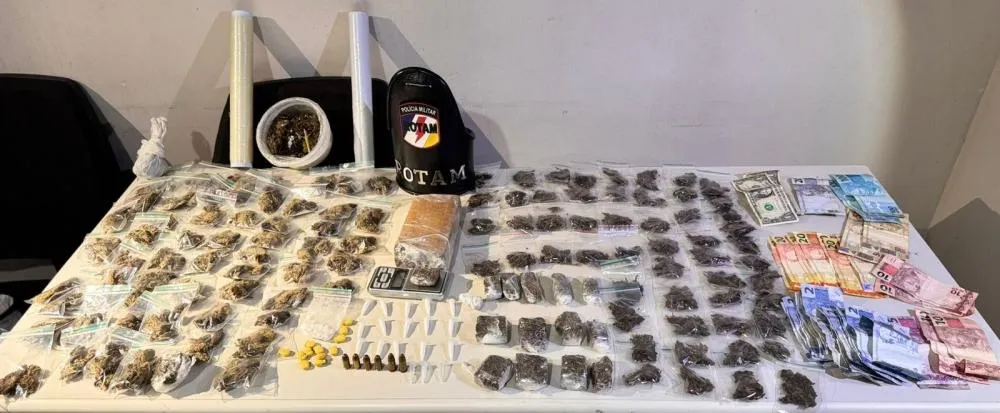 Subst&acirc;ncias entorpecentes diversas, dinheiro, balan&ccedil;a de precis&atilde;o, aparelhos celulares e demais objetos usados na atividade il&iacute;cita &ndash; Foto: Allessandro Ferreira / Ag&ecirc;ncia Tocantins