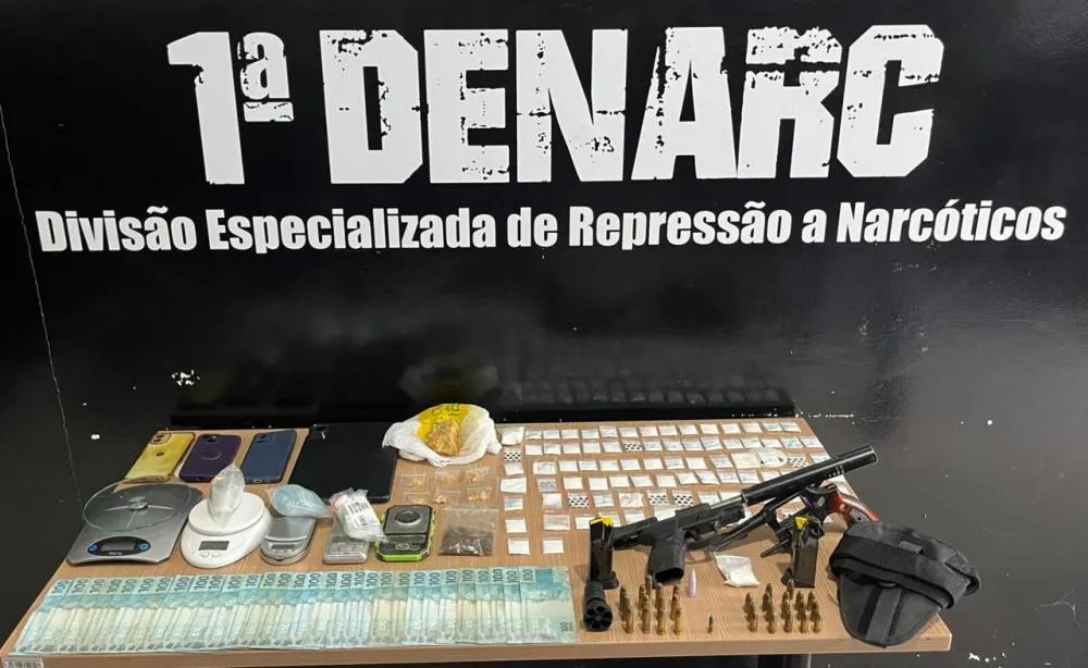 Entorpecentes, armas de fogo e drogas apreendidas com os suspeitos pela 1&ordf; Denarc - Foto: Reprodu&ccedil;&atilde;o / Ag&ecirc;ncia Tocantins 