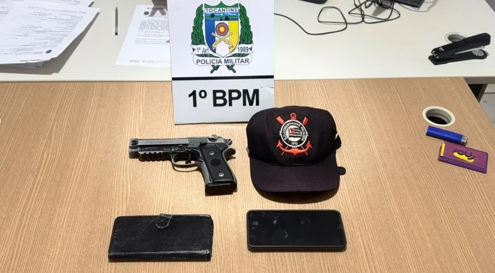 Aparelhos celular das v&iacute;timas e simulacro de arma de fogo do tipo pistola usado pelo suspeito para praticar o roubo &ndash; Foto: Allessandro Ferreira / Ag&ecirc;ncia Tocantins