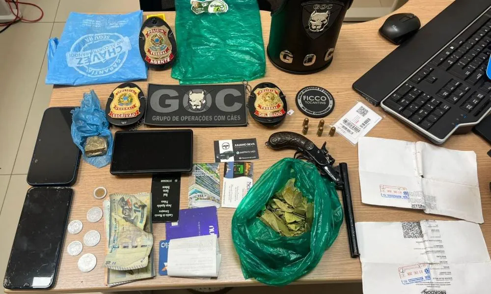 Drogas, moeda estrangeira, arma de fogo, muni&ccedil;&otilde;es, cart&otilde;es de cr&eacute;dito e aparelhos celulares apreendidos &ndash; Foto: Reprodu&ccedil;&atilde;o / Ag&ecirc;ncia Tocantins
