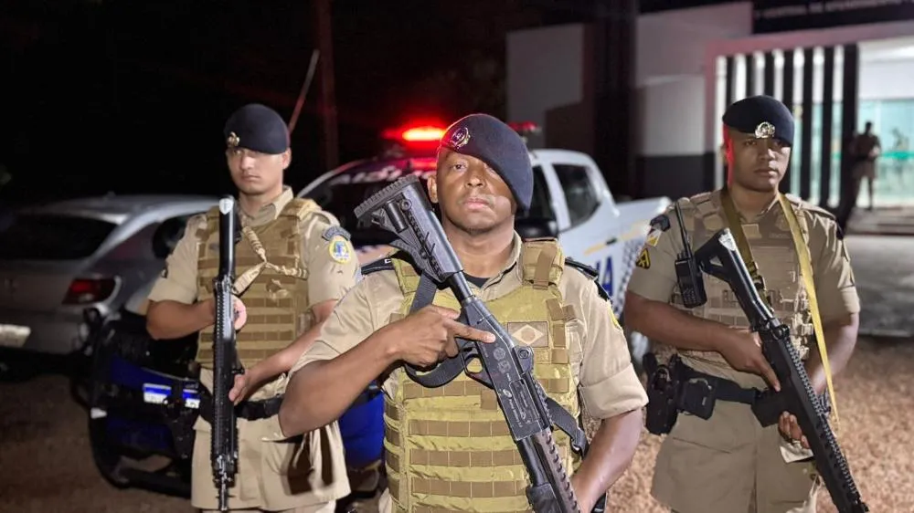 Comandante do Policiamento da Unidade (CPU), subtenente Renato Ferreira e equipe da For&ccedil;a T&aacute;tica do 1&ordm; BPM &ndash; Foto: Allessandro Ferreira / Ag&ecirc;ncia Tocantins