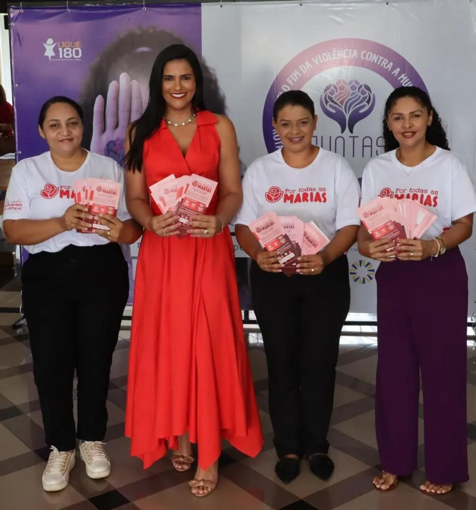 A primeira-dama do Tocantins, Karynne Sotero, com a equipe do projeto Por Todas as Marias, voltado ao fortalecimento da rede de prote&ccedil;&atilde;o e ao incentivo &agrave; independ&ecirc;ncia feminina. - Foto: Mazim Aguiar