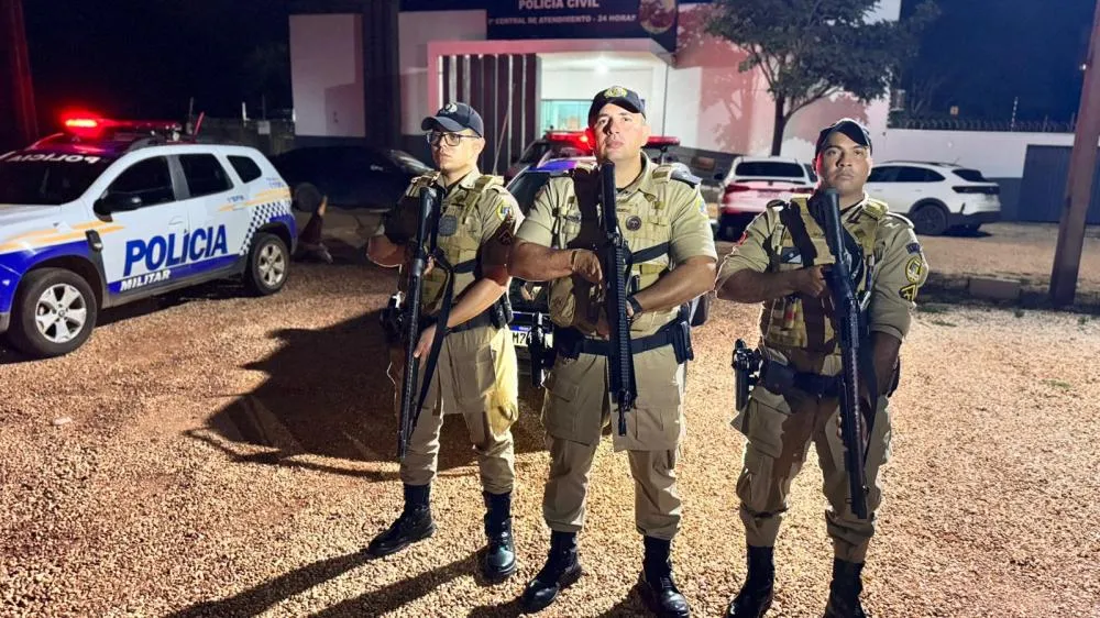 Policiais militares do 1&ordm; BPM respons&aacute;veis pela localiza&ccedil;&atilde;o e pris&atilde;o do suspeito &ndash; Foto: Allessandro Ferreira / Ag&ecirc;ncia Tocantins