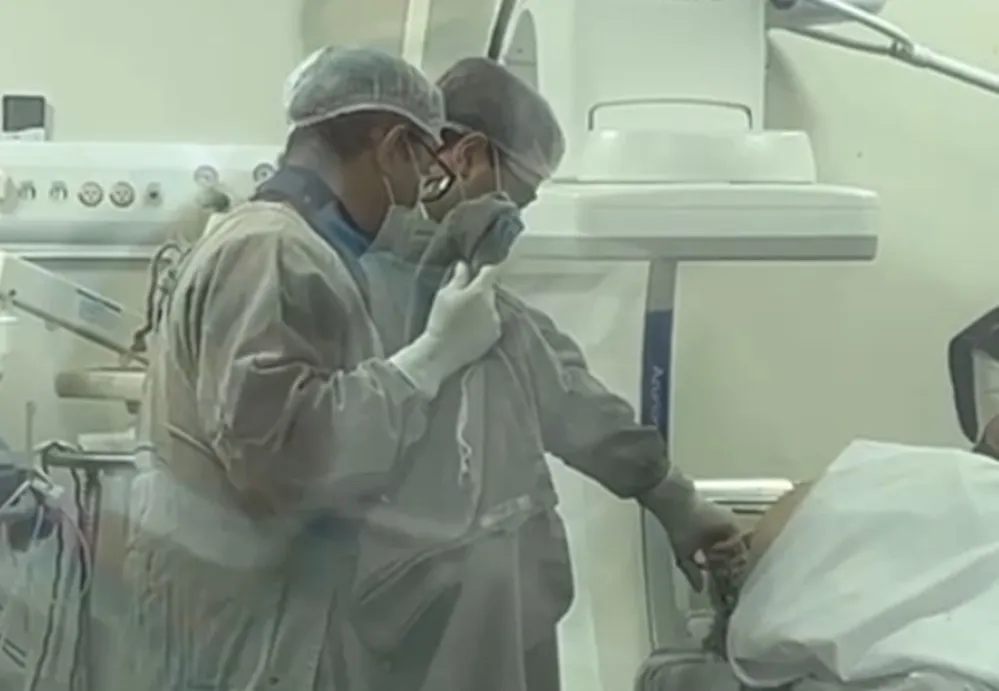 Sindy recebeu a dose de polilaminina nesta quinta-feira, no HGP em Palmas &ndash; Foto: Reprodu&ccedil;&atilde;o / Ag&ecirc;ncia Tocantins