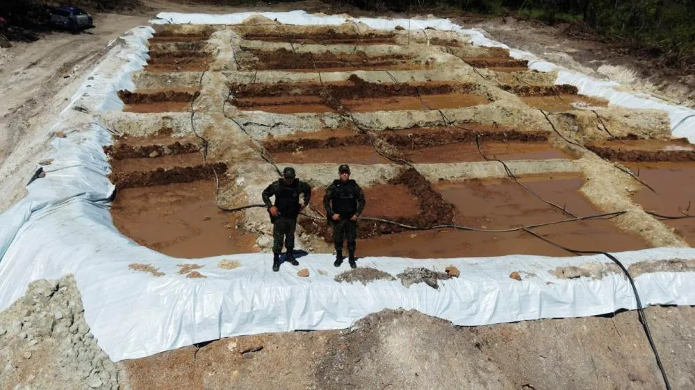 As fotos evidenciam ainda a degrada&ccedil;&atilde;o ambiental provocada pela atividade ilegal, com &aacute;reas de vegeta&ccedil;&atilde;o suprimida e solo comprometido - Foto: Reprodu&ccedil;&atilde;o / Ag&ecirc;ncia Tocantins