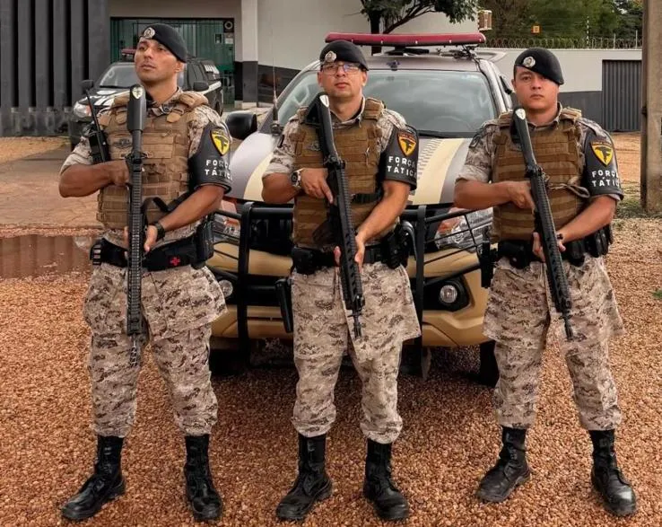 Policiais militares da For&ccedil;a T&aacute;tica do 1&ordm; BPM respons&aacute;veis pela pris&atilde;o do foragido &ndash; Foto: Reprodu&ccedil;&atilde;o / Ag&ecirc;ncia Tocantins