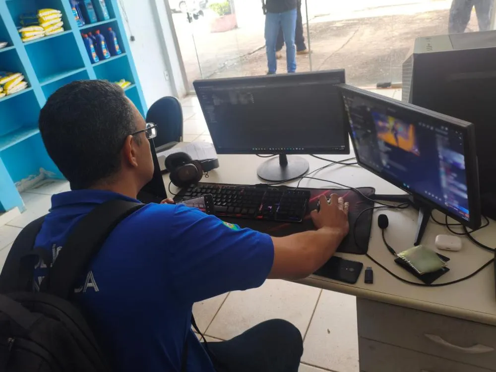 Durante as dilig&ecirc;ncias, foram apreendidos dispositivos eletr&ocirc;nicos que ser&atilde;o periciados - Foto: Divulga&ccedil;&atilde;o PCTO/Governo do Tocantins