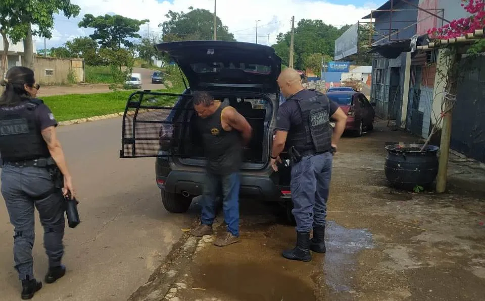 Ap&oacute;s ser localizado e preso pelos agentes da Central de Monitoramento Eletr&ocirc;nico de Pessoas &ndash; CMEP, o individuo foi apresentado na 2&ordf; CAPC &ndash; Foto: Reprodu&ccedil;&atilde;o / Ag&ecirc;ncia Tocantins