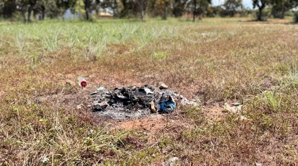 Lixo dom&eacute;stico foi queimado por moradores devido &agrave; falta de coleta no bairro. A situa&ccedil;&atilde;o, registrada na comunidade, evidencia os transtornos causados pela aus&ecirc;ncia regular do servi&ccedil;o de recolhimento de res&iacute;duos. - Foto: Allessandro Ferreira / Ag&ecirc;ncia Tocantins