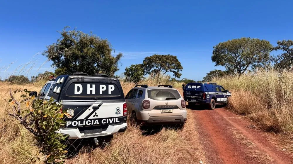 Investigadores da 1&ordf; DHPP coordenados pelo delegado Eduardo Menezes estiveram no local &mdash; Foto: Allessandro Ferreira / Ag&ecirc;ncia Tocantins