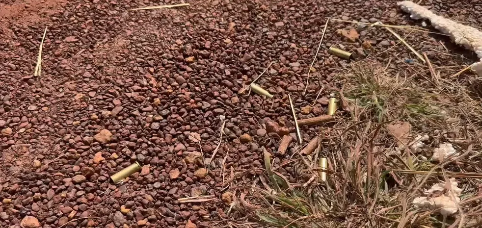 Capsulas deflagradas de muni&ccedil;&atilde;o calibre .38, foram encontradas ao lado do ve&iacute;culo &mdash; Foto: Allessandro Ferreira / Ag&ecirc;ncia Tocantins