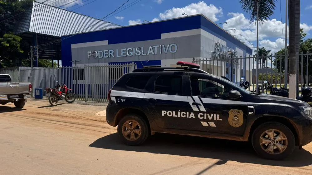 Policiais civis foram na C&acirc;mara Municipal intimar as testemunhas do caso que envolve o prefeito e o vereador Leandro da Ambul&acirc;ncia &ndash; Foto: Reprodu&ccedil;&atilde;o / Ag&ecirc;ncia Tocantins 