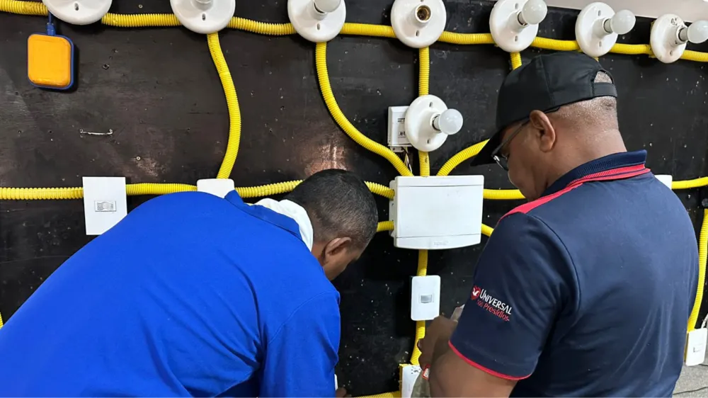 Durante a cerim&ocirc;nia foi realizado demonstra&ccedil;&otilde;es pr&aacute;ticas dos conhecimentos adquiridos nos cursos de Eletricista, NR-10 e Encanador, apresentando t&eacute;cnicas e atividades desenvolvidas ao longo da capacita&ccedil;&atilde;o profissional &ndash; Foto: Carolina Paes/Governo do Tocantins