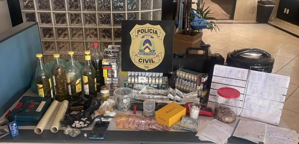 Subst&acirc;ncias entorpecentes, dinheiro e outros objetos il&iacute;citos apreendidas durante a opera&ccedil;&atilde;o &ndash; Foto: Reprodu&ccedil;&atilde;o / Ag&ecirc;ncia Tocantins