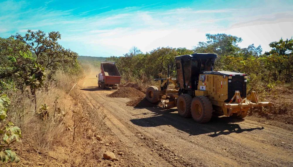 Equipes da Ageto executam servi&ccedil;os de manuten&ccedil;&atilde;o e melhorias na TO-010 para garantir mais seguran&ccedil;a e melhores condi&ccedil;&otilde;es de tr&aacute;fego na rota alternativa &ndash; Foto: Aldemar Ribeiro/Governo do Tocantins