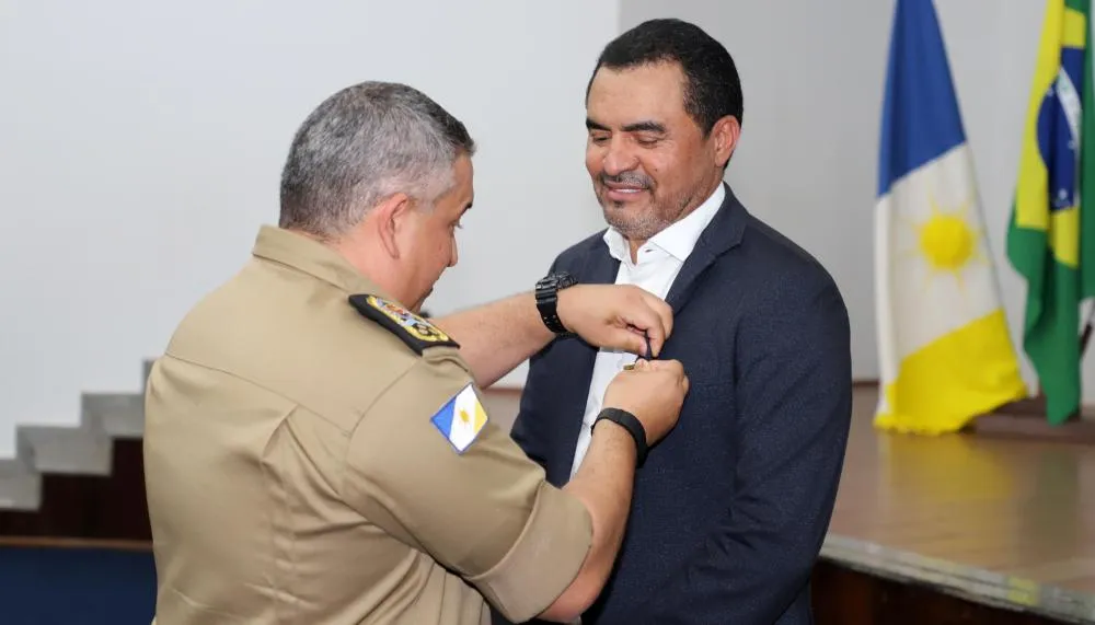 Governador Wanderlei Barbosa recebe a Medalha General de Brigada Jo&atilde;o Severiano da Fonseca em reconhecimento &agrave;s a&ccedil;&otilde;es de fortalecimento, valoriza&ccedil;&atilde;o e moderniza&ccedil;&atilde;o da Pol&iacute;cia Militar &ndash; Foto: Aldemar Ribeiro/Governo do Tocantins