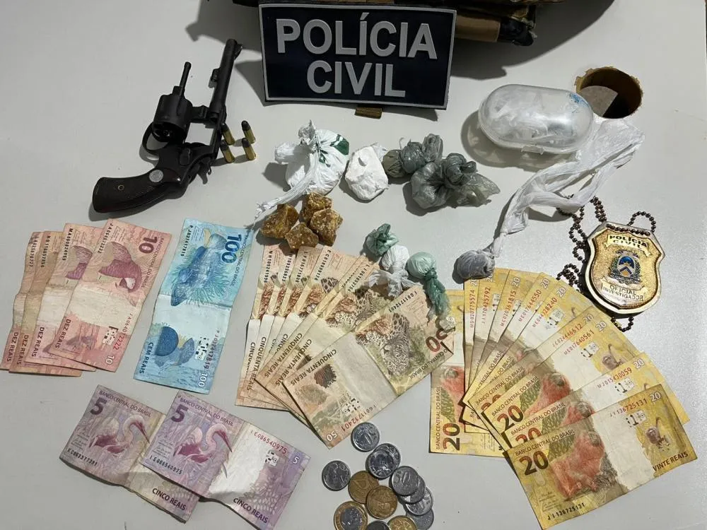 Arma de fogo, dinheiro e drogas apreendidas pela Pol&iacute;cia Civil durante a&ccedil;&atilde;o em Miracema - Foto: DICOM SSP TO