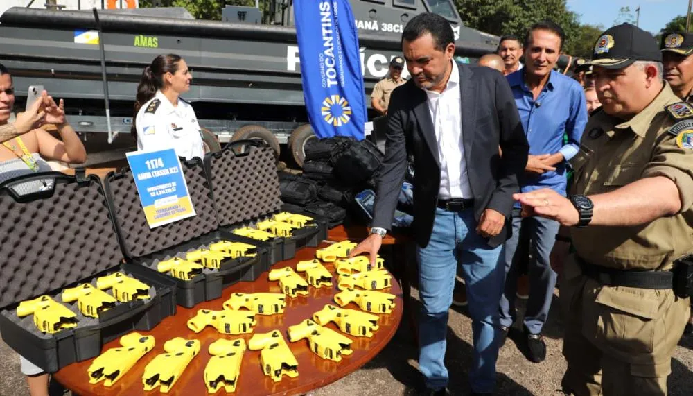 Entre os equipamentos entregues est&atilde;o 23 viaturas Trailblazer, 1.600 pistolas Glock, 140 carabinas, dispositivos eletr&ocirc;nicos de controle Taser, muni&ccedil;&otilde;es de diversos calibres, smartphones, tablets e uma lancha blindada cedida pela Secretaria Nacional de Seguran&ccedil;a P&uacute;blica &ndash; Foto: Aldemar Ribeiro/Governo do Tocantins
